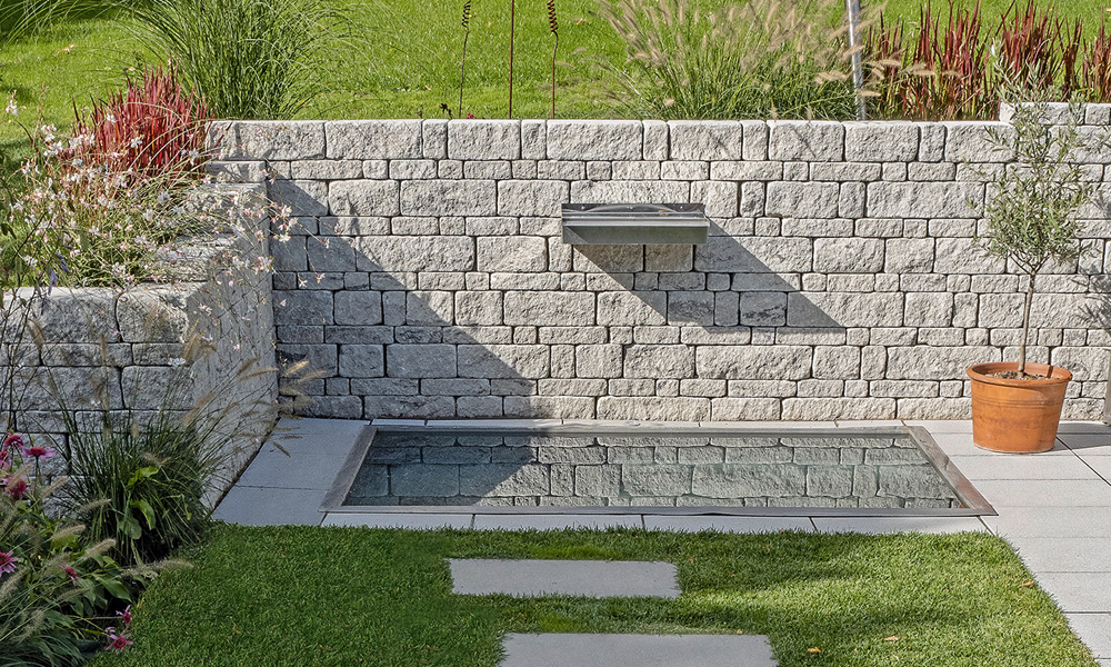 Gutshof murová tvárnica ŠM24 bosovaná, žulovo sivá tieňovaná v 7,5 cm a 15 cm vysokých radoch osadené; LIV29 79,4 x 39,4 x 2,9 cm, hmlová ako nášľapná platňa Gutshof murová tvárnica ŠM24 bosovaná, žulovo sivá tieňovaná v 7,5 cm a 15 cm vysokých radoch osadené; LIV29 79,4 x 39,4 x 2,9 cm, hmlová ako nášľapná platňa