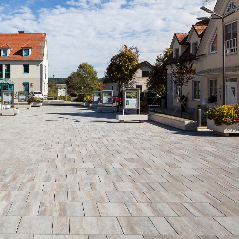 Obec Bad Blumau Campus VG4, vulcano tieňované betónové dlažby Friedl Steinwerke Obec Bad Blumau Campus VG4, vulcano tieňované betónové dlažby Friedl Steinwerke