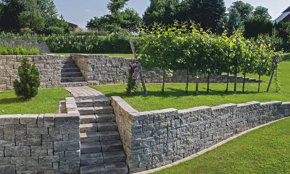 Gutshof murová tvárnica ŠM24 bosovaná, vápenec lastúrnikový, uložená v divokej väzbe; Gutshof kvádrový schod bosovaný, vápenec lastúrnikový Gutshof murová tvárnica ŠM24 bosovaná, vápenec lastúrnikový, uložená v divokej väzbe; Gutshof kvádrový schod bosovaný, vápenec lastúrnikový