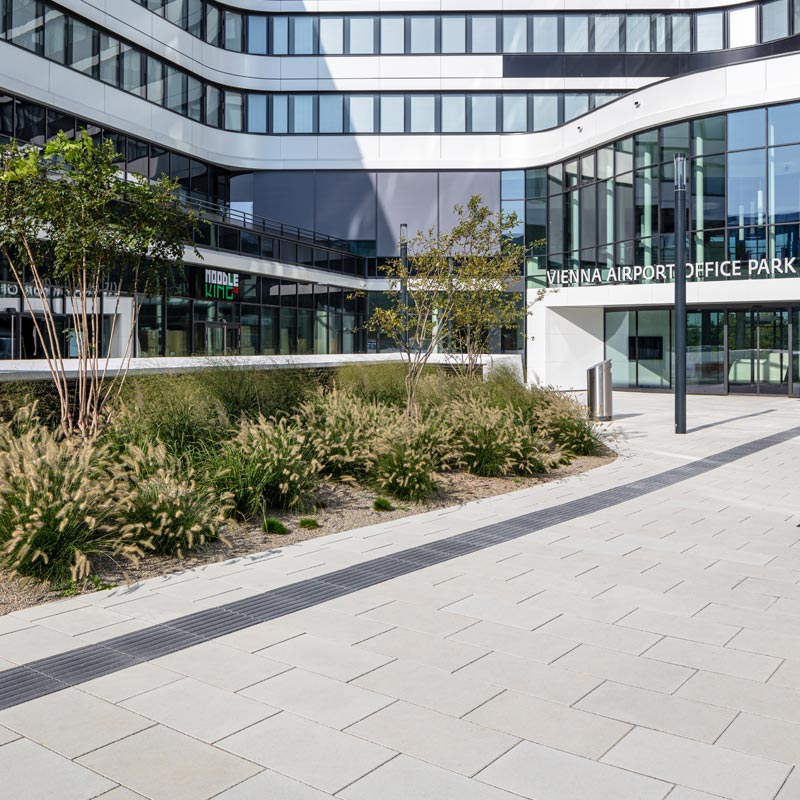 Letisko Viedeň Schwechat Linea VG4, sivá bielo betónové dlažby Friedl Steinwerke Letisko Viedeň Schwechat Linea VG4, sivá bielo betónové dlažby Friedl Steinwerke