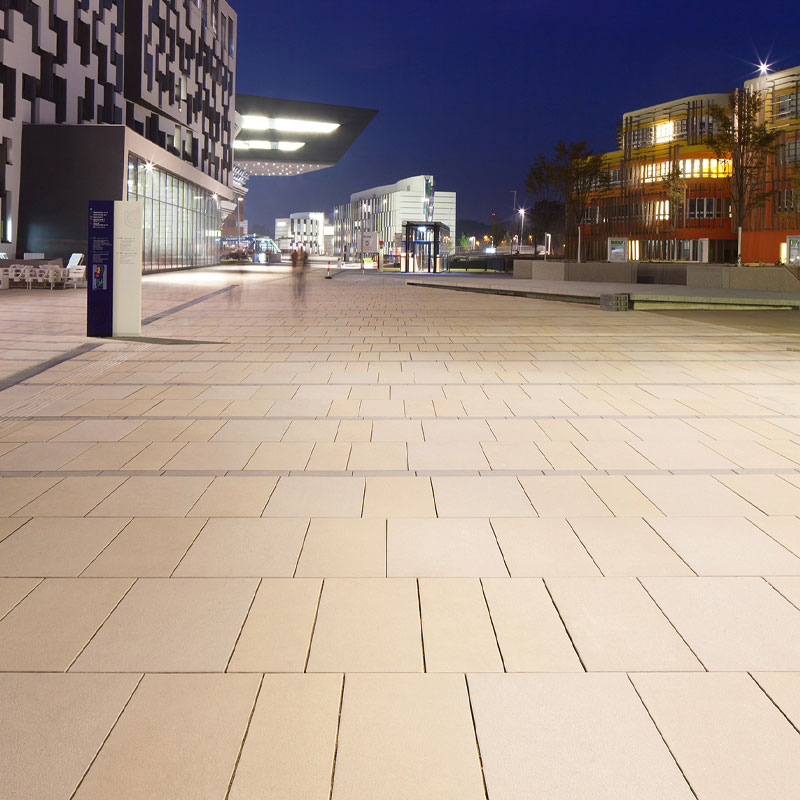 Pokojná plocha kampusu s Magnum v bielom odtieni na Ekonomickej univerzite vo Viedni Friedl Steinwerke.