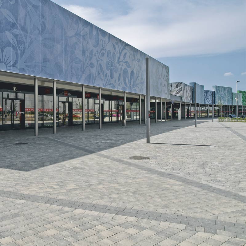 Parndorf Fashion Outlet Piazza, žulovo sivá tieňovaná betónové dlažby Friedl Steinwerke Parndorf Fashion Outlet Piazza, žulovo sivá tieňovaná betónové dlažby Friedl Steinwerke