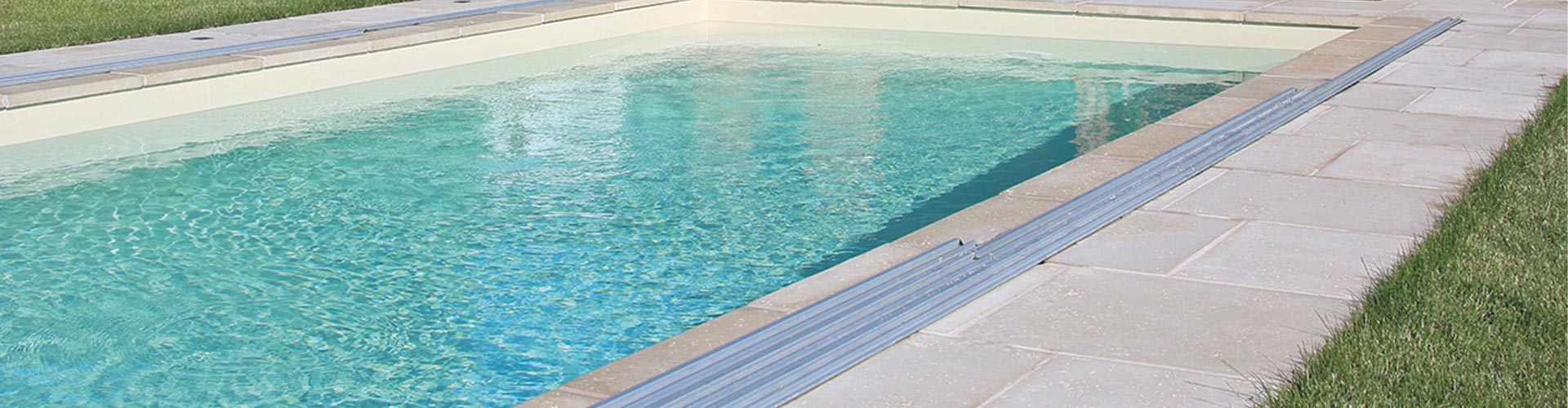 Lemovanie bazéna Cavita, creme tieňovaná betónové platne Friedl Steinwerke