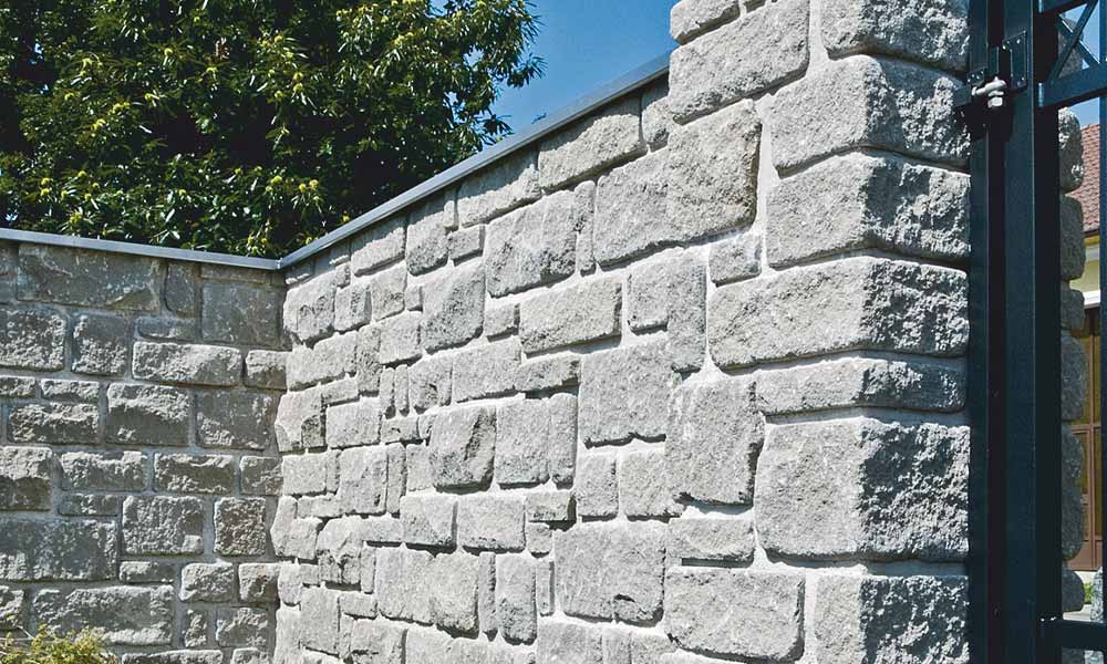 Gutshof murová tvárnica ŠM24 bosovaná, sivá, s maltovou škárovacou hmotou a uložená v divokej väzbe  Gutshof murová tvárnica ŠM24 bosovaná, sivá, s maltovou škárovacou hmotou a uložená v divokej väzbe