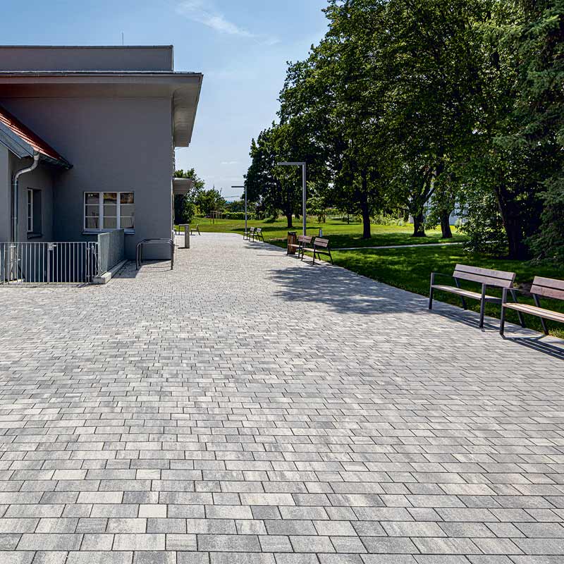 Wildgarten Wien Arret Š15, žulovo sivá tieňovaná betónové dlažby Friedl Steinwerke Wildgarten Wien Arret Š15, žulovo sivá tieňovaná betónové dlažby Friedl Steinwerke