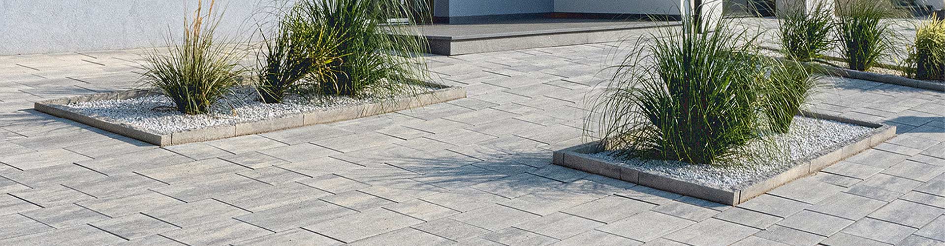 GEWINNSPIEL - ICH LEBE MEINE GARTENTRÄUME Vjazd Cadea VG4, ľadovo sivá tieňovaná betónové dlažby Friedl Steinwerke