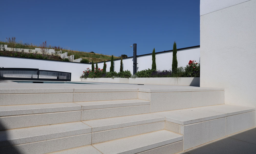 LIV kremencová od Friedl Steinwerke použitá ako elegantné schodisko v modernej záhradnej úprave s bazénom. LIV kremencová od Friedl Steinwerke použitá ako elegantné schodisko v modernej záhradnej úprave s bazénom.