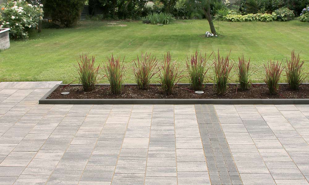 Arret Š25 VG4 kombinovaná dlažba, žulovo sivá tieňovaná; Grado kocka, antracitová a Univerzálny koncový kameň, antracitová Arret Š25 VG4 kombinovaná dlažba, žulovo sivá tieňovaná; Grado kocka, antracitová a Univerzálny koncový kameň, antracitová