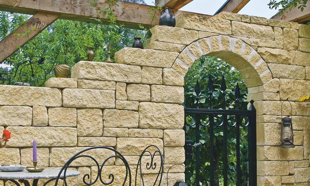 Gutshof murová tvárnica ŠM24 bosovaná, pieskovo žltá uložená v divokej väzbe Gutshof murová tvárnica ŠM24 bosovaná, pieskovo žltá uložená v divokej väzbe