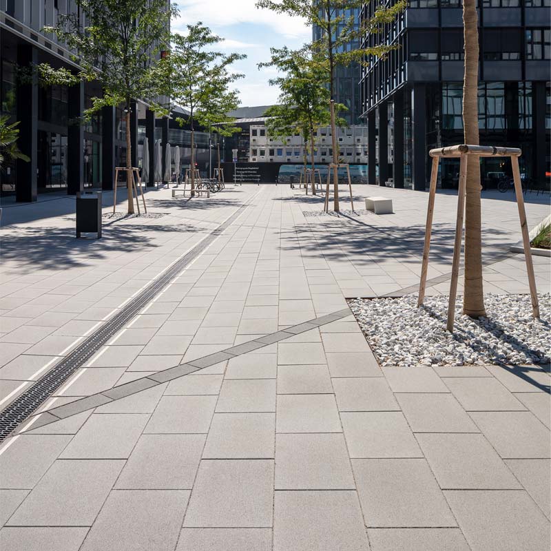 Quartier Belvedere Linea VG4, platina stredne tmavá antracitová betónové dlažby Friedl Steinwerke Quartier Belvedere Linea VG4, platina stredne tmavá antracitová betónové dlažby Friedl Steinwerke