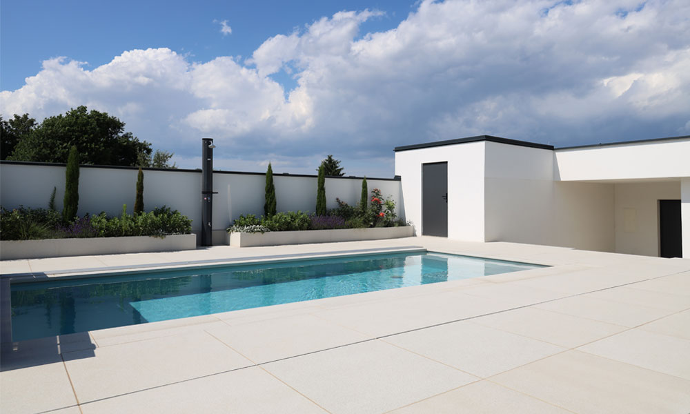 LIV DP30 kremencová dlaždice od Friedl Steinwerke položené okolo moderného bazéna ako terasa. LIV DP30 kremencová dlaždice od Friedl Steinwerke položené okolo moderného bazéna ako terasa.