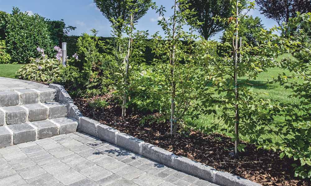 Univerzálna platňa Grado, antracitová ako obrubník; Grado kocka, antracitová, Grado tvárnica, antracitová a Piazza Grado, bridlica tieňovaná Univerzálna platňa Grado, antracitová ako obrubník; Grado kocka, antracitová, Grado tvárnica, antracitová a Piazza Grado, bridlica tieňovaná