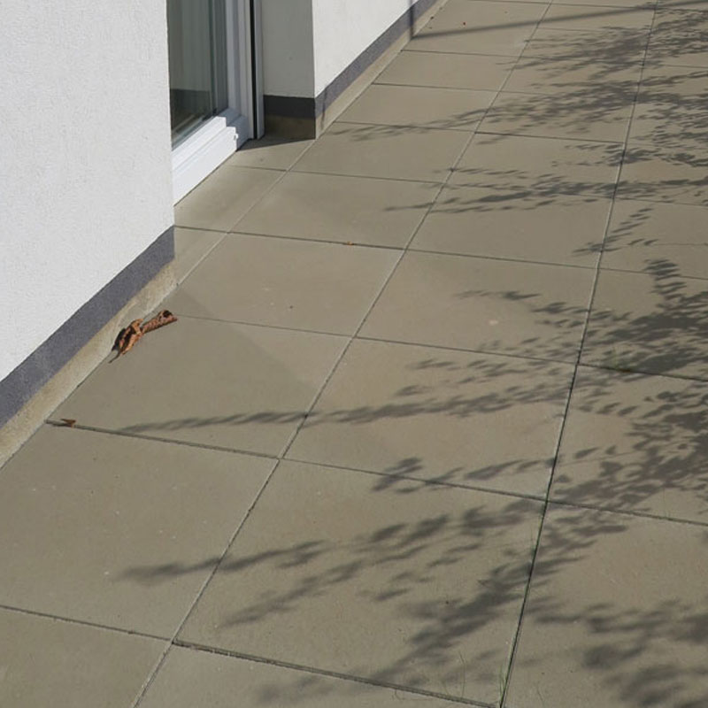 Vstup s dlaždicou Classic v sivej farbe popri fasáde zdravotného centra Weppersdorf, Friedl Steinwerke.