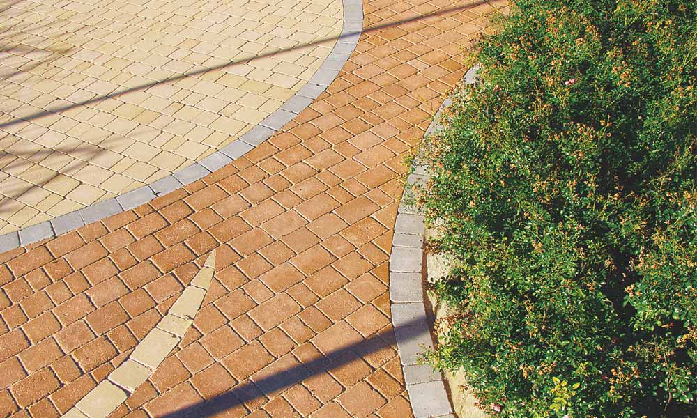 Piazza Grado, ílovo hnedá; Piazza Grado, pieskovo žltá a sivá ako obruby Piazza Grado, ílovo hnedá; Piazza Grado, pieskovo žltá a sivá ako obruby