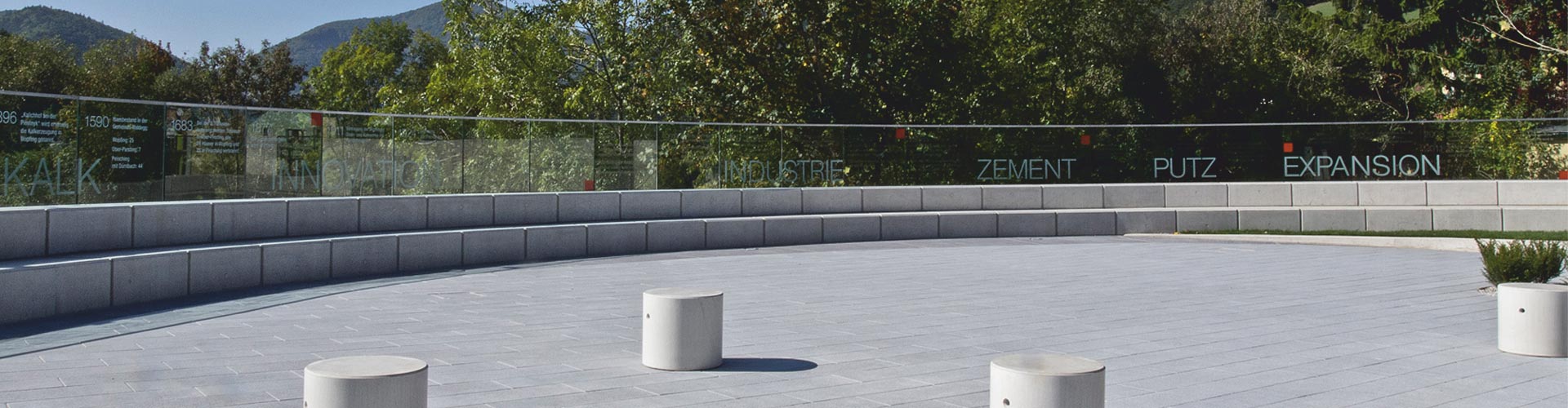 Obecné námestie Waldegg Wopfing Magnum, ušľachtilé kamenivo žulové sivé betónové dlažby Friedl Steinwerke  Obecné námestie Waldegg Wopfing Magnum, ušľachtilé kamenivo žulové sivé betónové dlažby Friedl Steinwerke