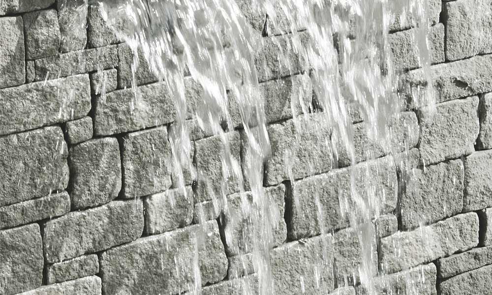 Gutshof murová tvárnica ŠM24 bosovaná 15 cm, sivá  uložená v divokej väzbe Gutshof murová tvárnica ŠM24 bosovaná 15 cm, sivá  uložená v divokej väzbe