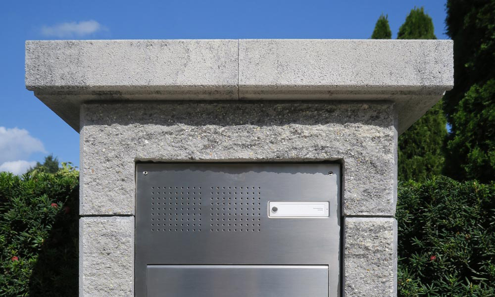 Faro plotová a múrová tvárnica, žulovo sivá tieňovaná, s prednou lištou z kartáčovanej nerezovej ocele pre elektronického vrátnika a poštovú schránku