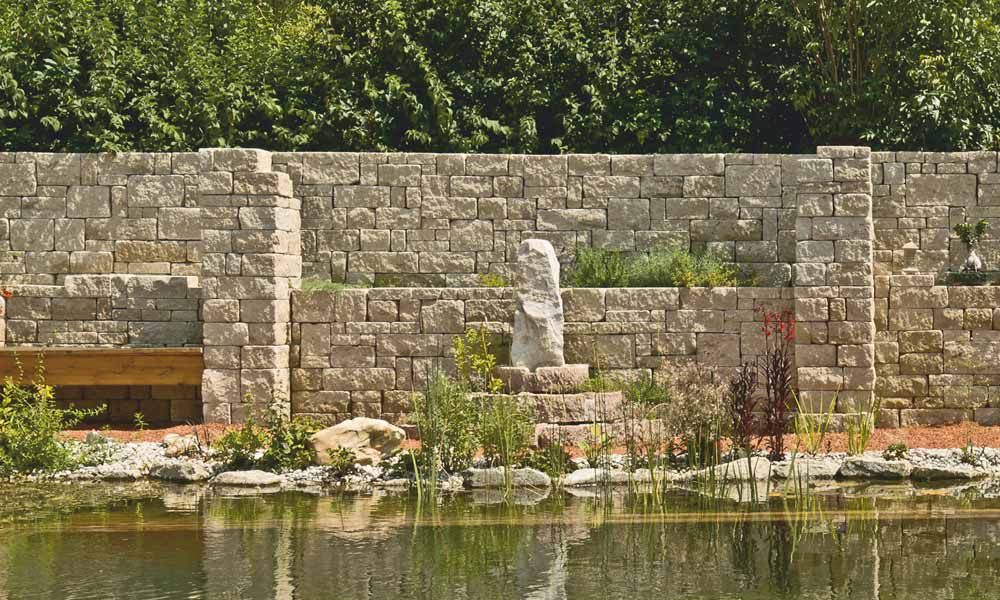 Gutshof murová tvárnica ŠM24 bosovaná, vápenec tieňovaný, uložená v divokej väzbe Gutshof murová tvárnica ŠM24 bosovaná, vápenec tieňovaný, uložená v divokej väzbe