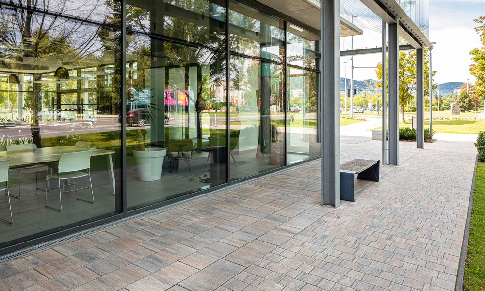 Kancelárske komplexy Piazza, vápenec lastúrnikový betónové dlažby Friedl Steinwerke Kancelárske komplexy Piazza, vápenec lastúrnikový betónové dlažby Friedl Steinwerke