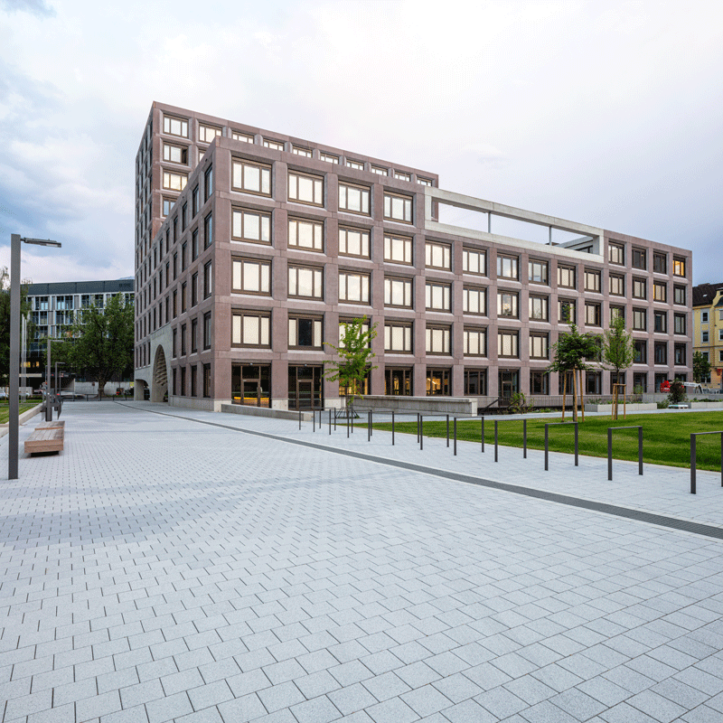 Rozľahlá plocha s Classic VG4 sivej farby v areáli Campus Innrain Univerzity Innsbruck Friedl Steinwerke.