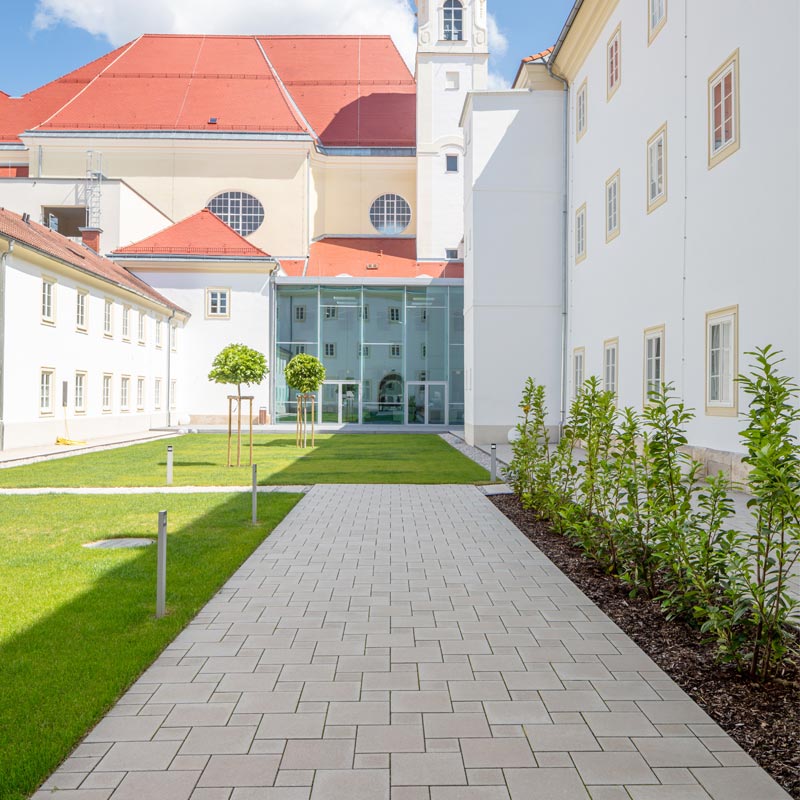 City Campus Wiener Neustadt Classic VG4 dlažba, platina tmavá sivá betónové dlažby Friedl Steinwerke City Campus Wiener Neustadt Classic VG4 dlažba, platina tmavá sivá betónové dlažby Friedl Steinwerke