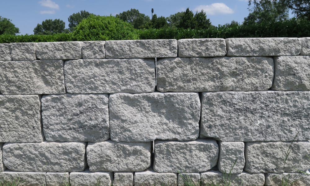Gutshof murová tvárnica ŠM24 bosovaná, žulovo sivá tieňovaná v 7,5 cm a 15 cm vysokých radoch osadené Gutshof murová tvárnica ŠM24 bosovaná, žulovo sivá tieňovaná v 7,5 cm a 15 cm vysokých radoch osadené