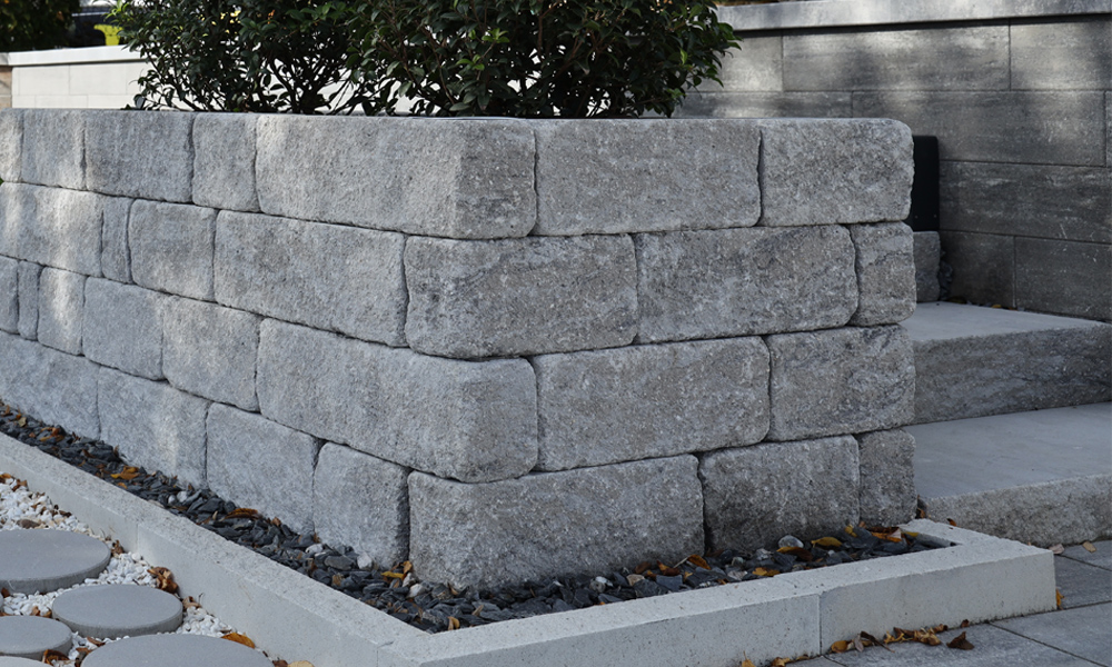 Gutshof murová tvárnica ŠM12 bosovaná, kamenná sivá tieňovaná a Momento múrová tvárnica krieda (obrubníky) Gutshof murová tvárnica ŠM12 bosovaná, kamenná sivá tieňovaná a Momento múrová tvárnica krieda (obrubníky)