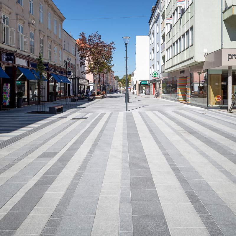 Pešia zóna Wiener Neustadt Linea VG4 betónová platňa, úšľachtilé kamenivo bielo-čierne Friedl Steinwerke Pešia zóna Wiener Neustadt Linea VG4 betónová platňa, úšľachtilé kamenivo bielo-čierne Friedl Steinwerke