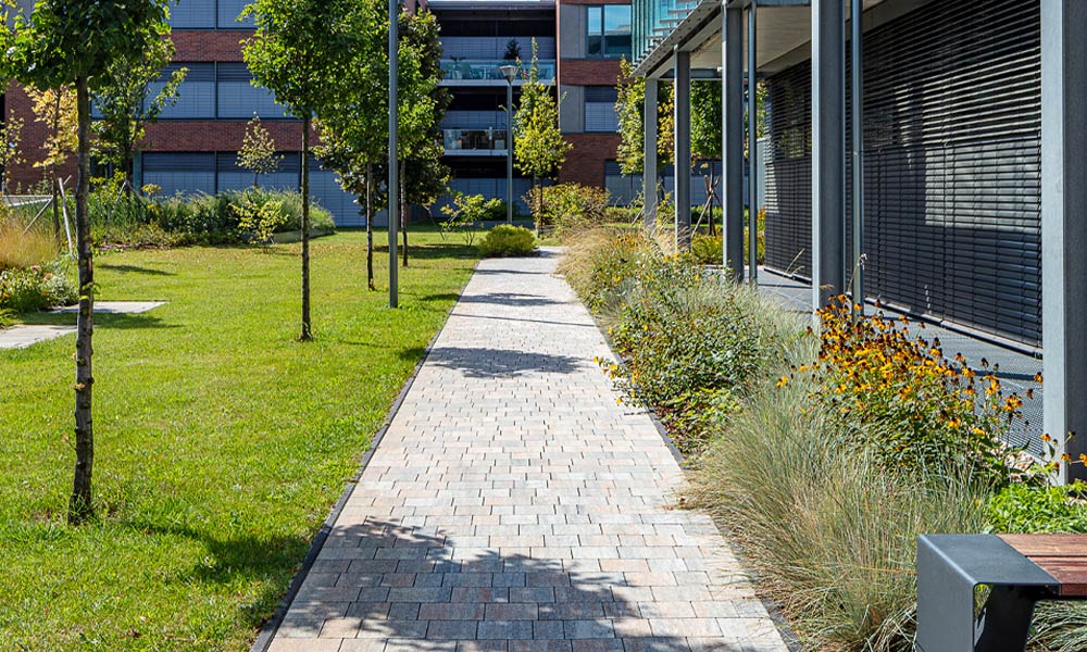 Kancelárske komplexy Piazza, vápenec lastúrnikový betónové dlažby Friedl Steinwerke Kancelárske komplexy Piazza, vápenec lastúrnikový betónové dlažby Friedl Steinwerke