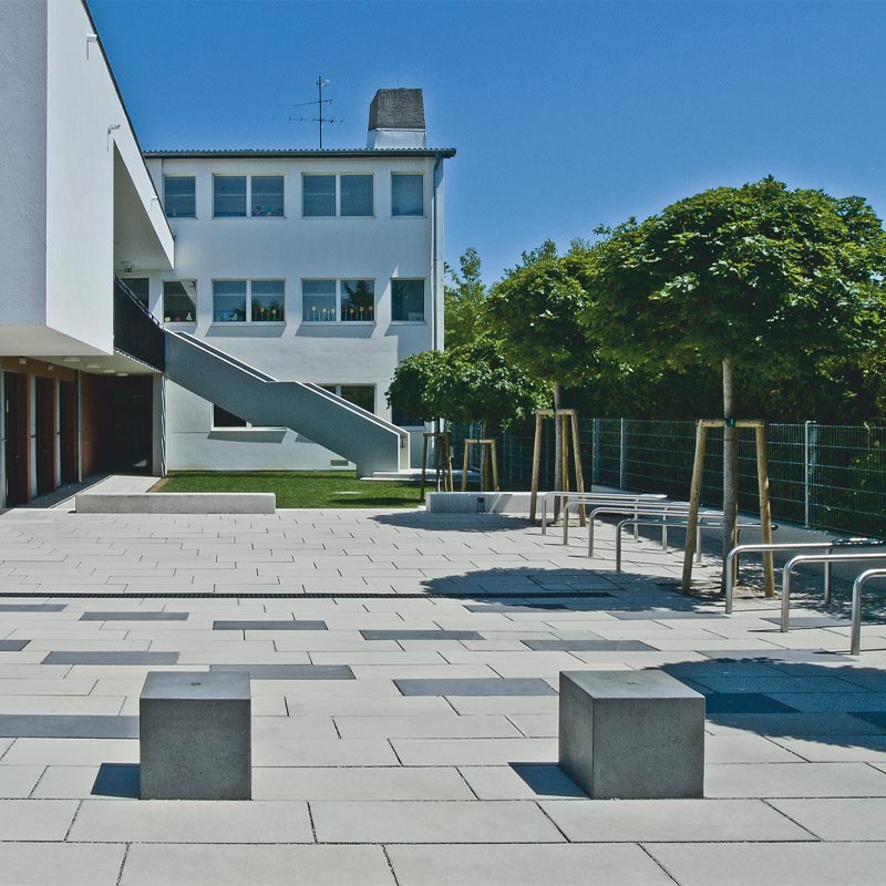 Volkschule Wiener Neudorf Magnum, sivá-antracitová betónové dlažby Friedl Steinwerke