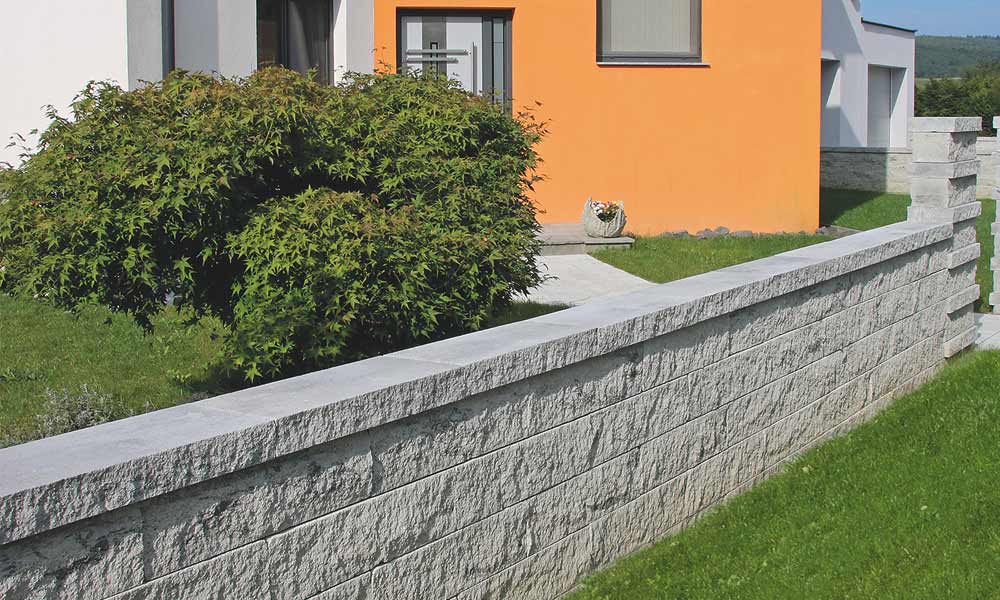 Momento múrová tvárnica 60 x 16 x 15 cm, žulovo sivá tieňovaná; Momento múrová tvárnica 60 x 24 x 7,5 cm, žulovo sivá tieňovaná ako krycia platňa Momento múrová tvárnica 60 x 16 x 15 cm, žulovo sivá tieňovaná; Momento múrová tvárnica 60 x 24 x 7,5 cm, žulovo sivá tieňovaná ako krycia platňa