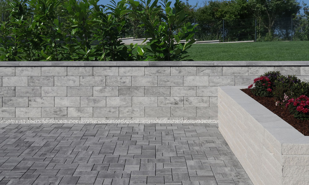 Moya kombidlažba v odtieni žulovosivá tieňovaná dodáva vstupnej ploche moderný a harmonický vzhľad. Moya kombidlažba v odtieni žulovosivá tieňovaná dodáva vstupnej ploche moderný a harmonický vzhľad.