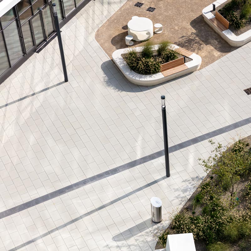 Letisko Viedeň Schwechat Linea VG4, sivá bielo betónové dlažby Friedl Steinwerke Letisko Viedeň Schwechat Linea VG4, sivá bielo betónové dlažby Friedl Steinwerke