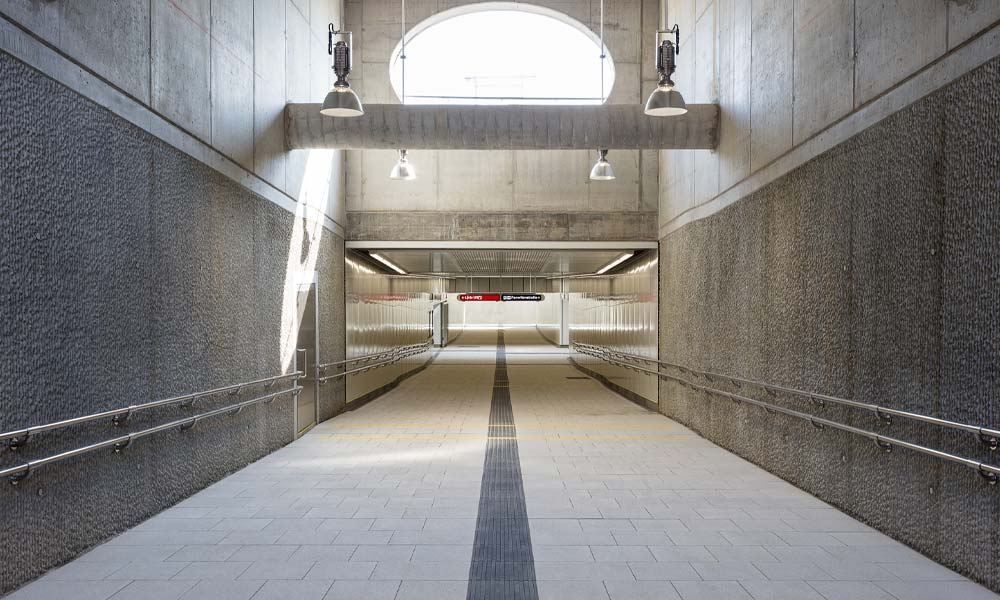 Stanice Metra Magnum, ušľachtilé kamenivo bielo-čierne betónové dlažby Friedl Steinwerke