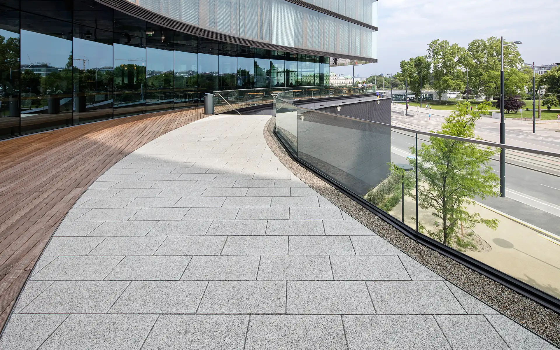 Chodník s Largo podlahovou platňou bielo-čierne kamenivo pri Erste Group/Erste Campus Friedl Steinwerke.