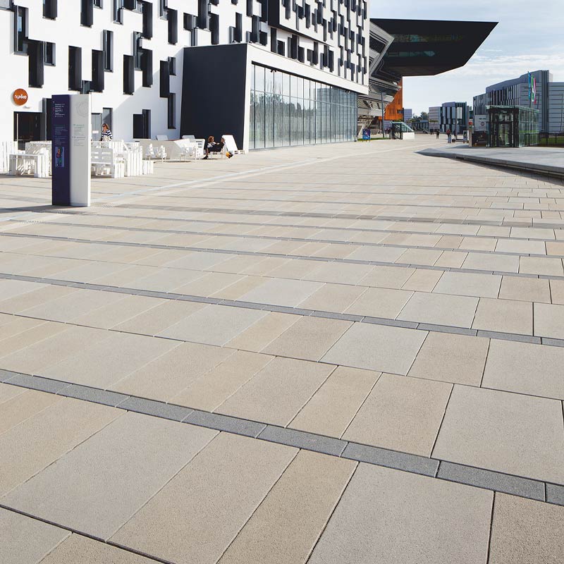 Rozsiahly kampusový priestor s Magnum v bielom odtieni na Ekonomickej univerzite vo Viedni Friedl Steinwerke.