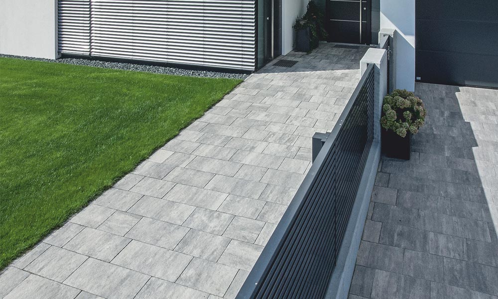 Limes, žulovo sivá tieňovaná pre vstupné zóny, s hrúbkou 4,5 cm, pre vjazdy s hrúbkou 7,5 cm (vpravo) Limes, žulovo sivá tieňovaná pre vstupné zóny, s hrúbkou 4,5 cm, pre vjazdy s hrúbkou 7,5 cm (vpravo)