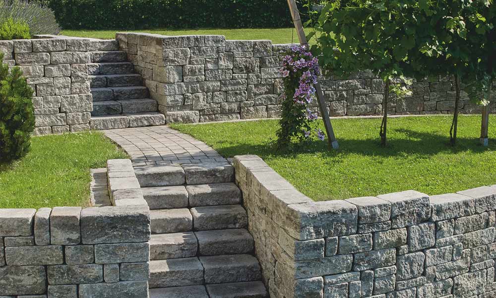 Gutshof murová tvárnica ŠM24 bosovaná, vápenec lastúrnikový, uložená v divokej väzbe; Gutshof kvádrový schod bosovaný, vápenec lastúrnikový Gutshof murová tvárnica ŠM24 bosovaná, vápenec lastúrnikový, uložená v divokej väzbe; Gutshof kvádrový schod bosovaný, vápenec lastúrnikový