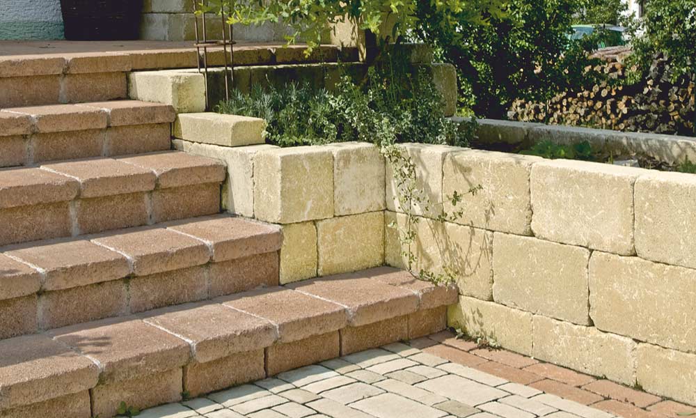 Univerzálna platňa Grado, ílovo hnedá ako obrubník; Grado tvárnica, pieskovo žltá a Trentino, vápenec tieňovaný Univerzálna platňa Grado, ílovo hnedá ako obrubník; Grado tvárnica, pieskovo žltá a Trentino, vápenec tieňovaný