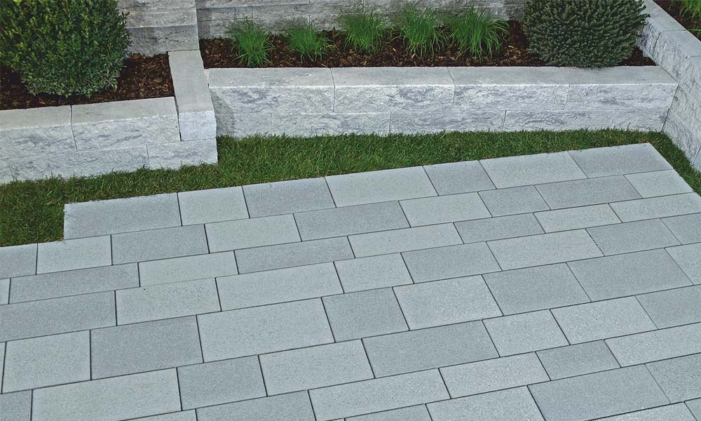 Triad VG4 kombinovaná dlažba, platina stredme tmavá krištál jemne otryskaná (svetlejšia)) a (platin stredný krištál); Momento múrová tvárnica 60 x 16 x 15 cm, ľadovo sivá tieňovaná