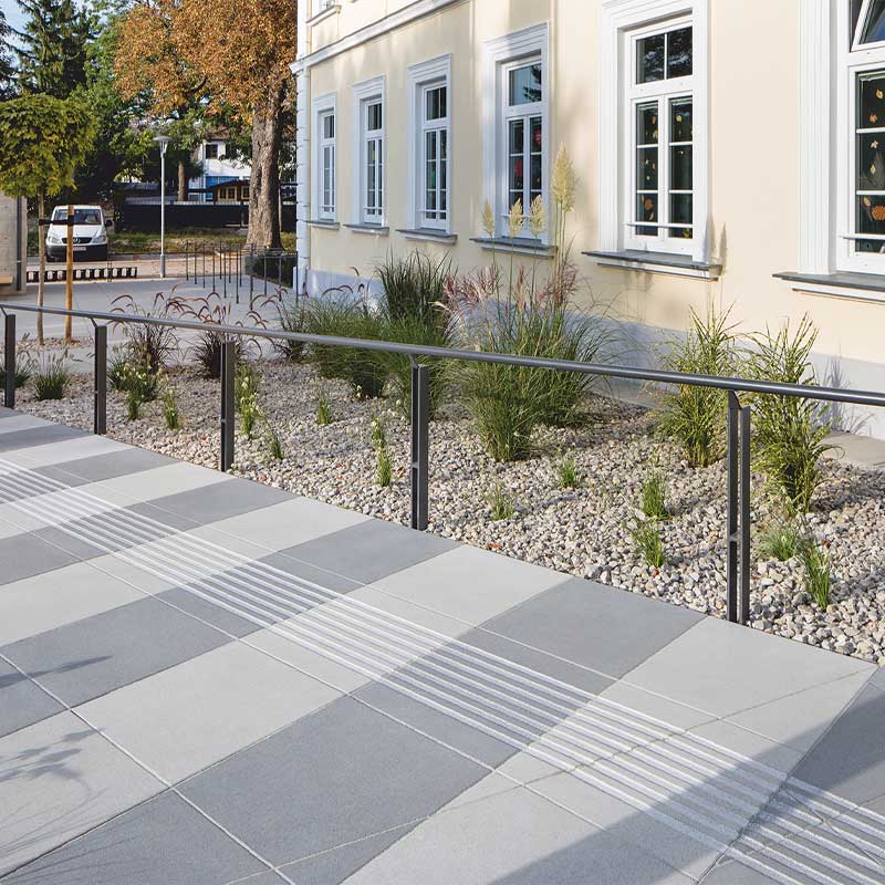 Volkschule Achau Linea VG4 betónová platňa, platina stredne tmavá Friedl Steinwerke Volkschule Achau Linea VG4 betónová platňa, platina stredne tmavá Friedl Steinwerke